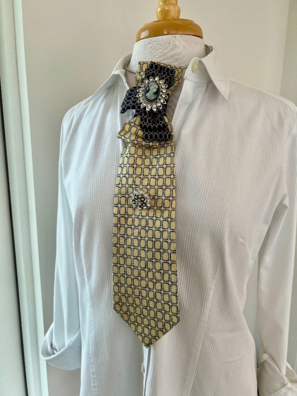 A25🇨🇦_Yellow Cameo Tali Tie
